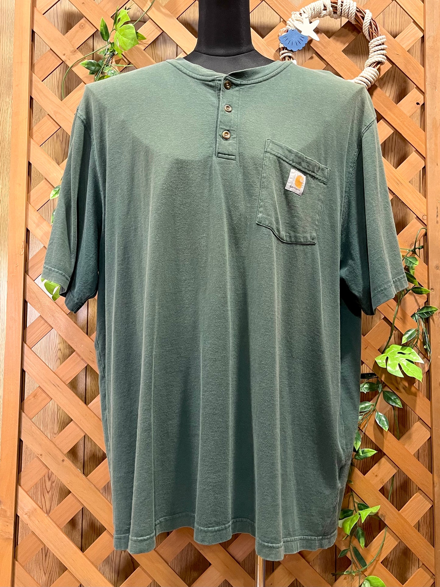 【carhartt】（2XL）グリーン系のヘンリーネックTシャツ