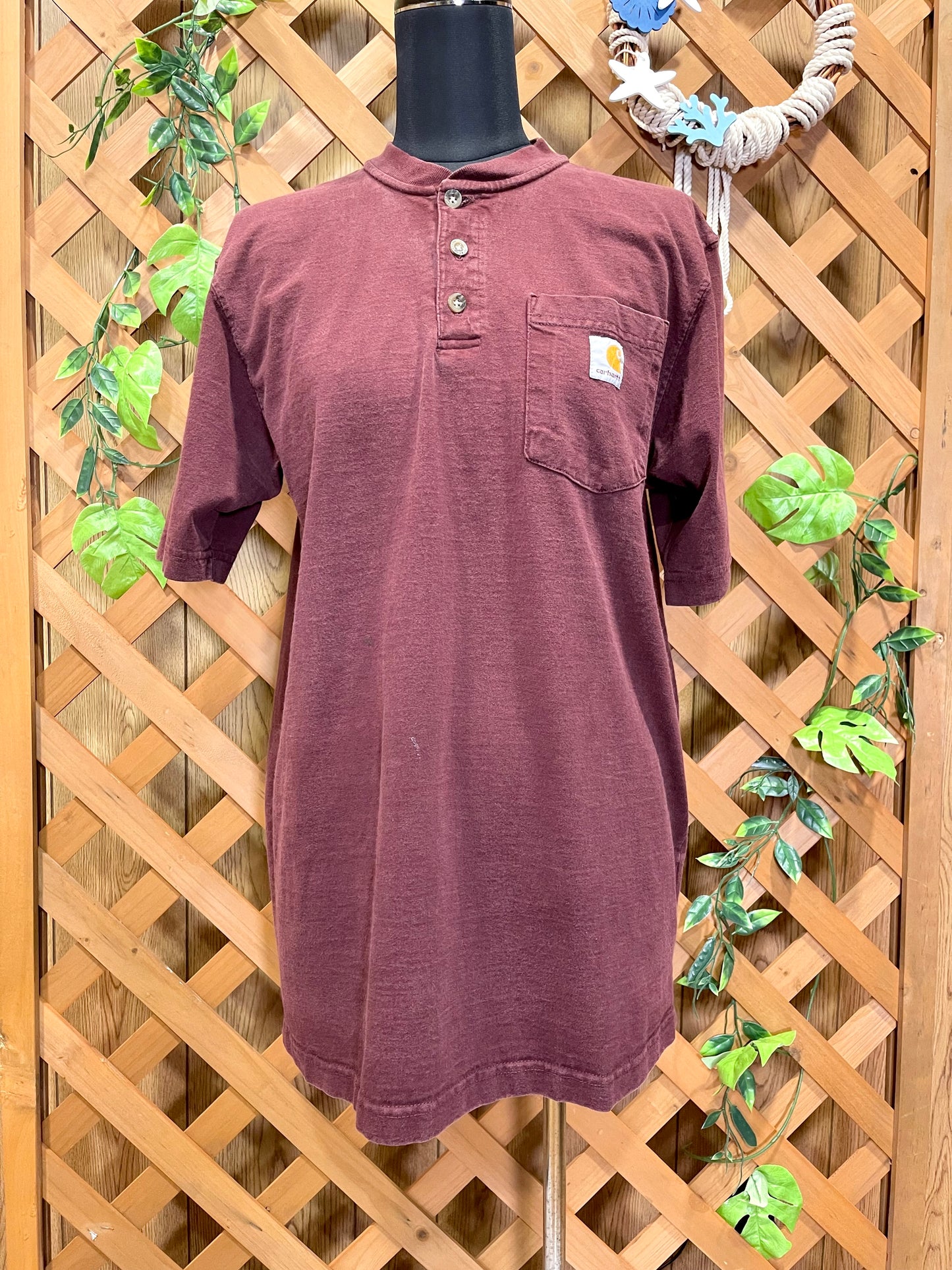 【carhartt】バーガンディのヘンリーネックTシャツ