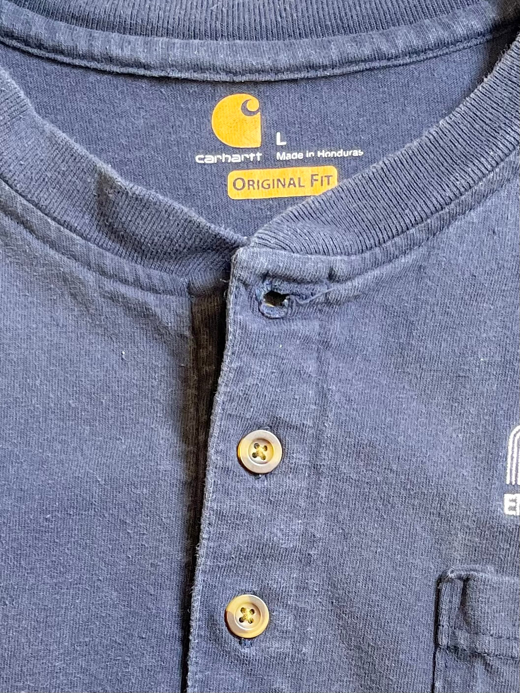 【carhartt】ネイビーブルーの企業系ヘンリーネックTシャツ