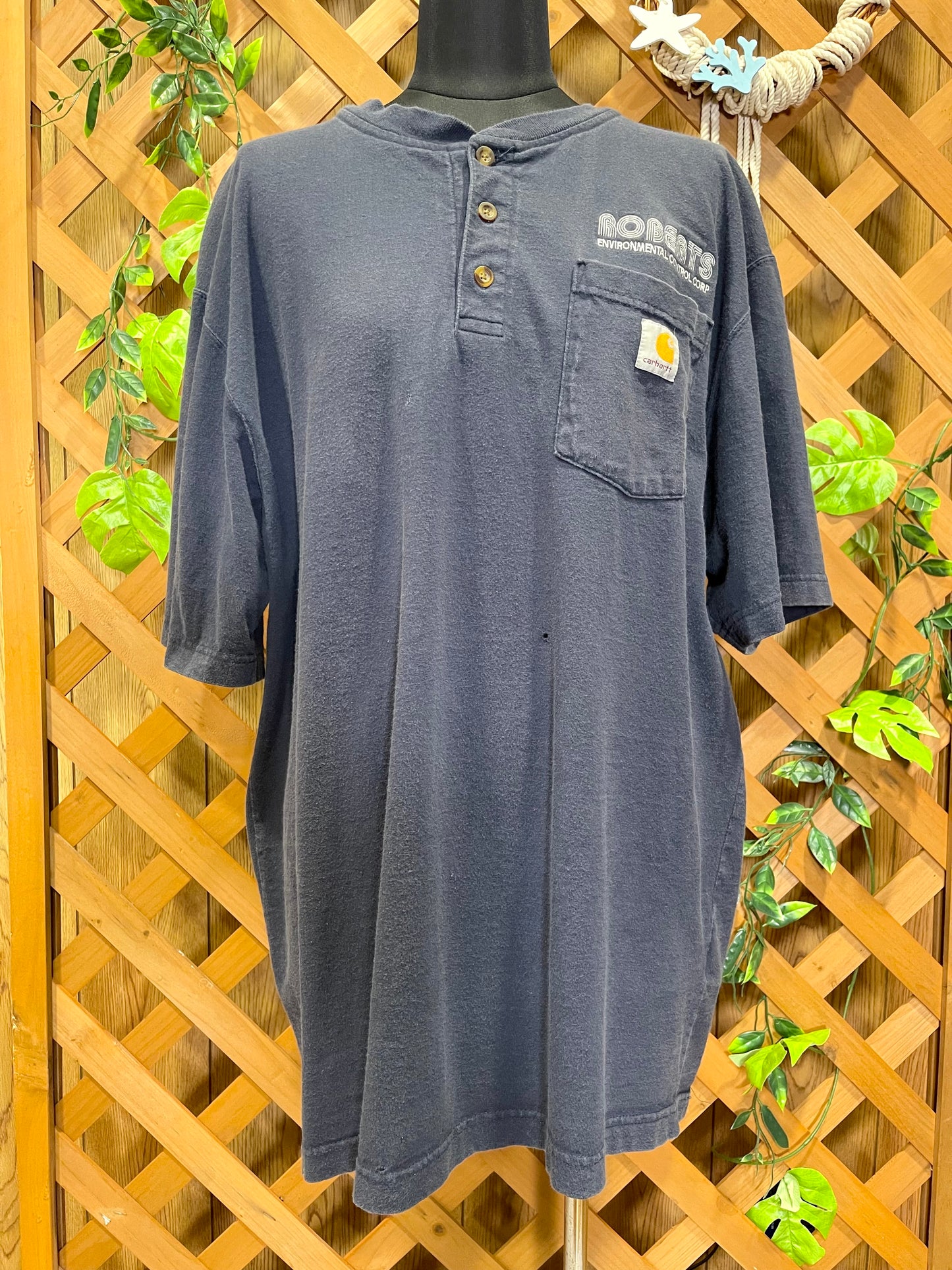 【carhartt】ネイビーブルーの企業系ヘンリーネックTシャツ