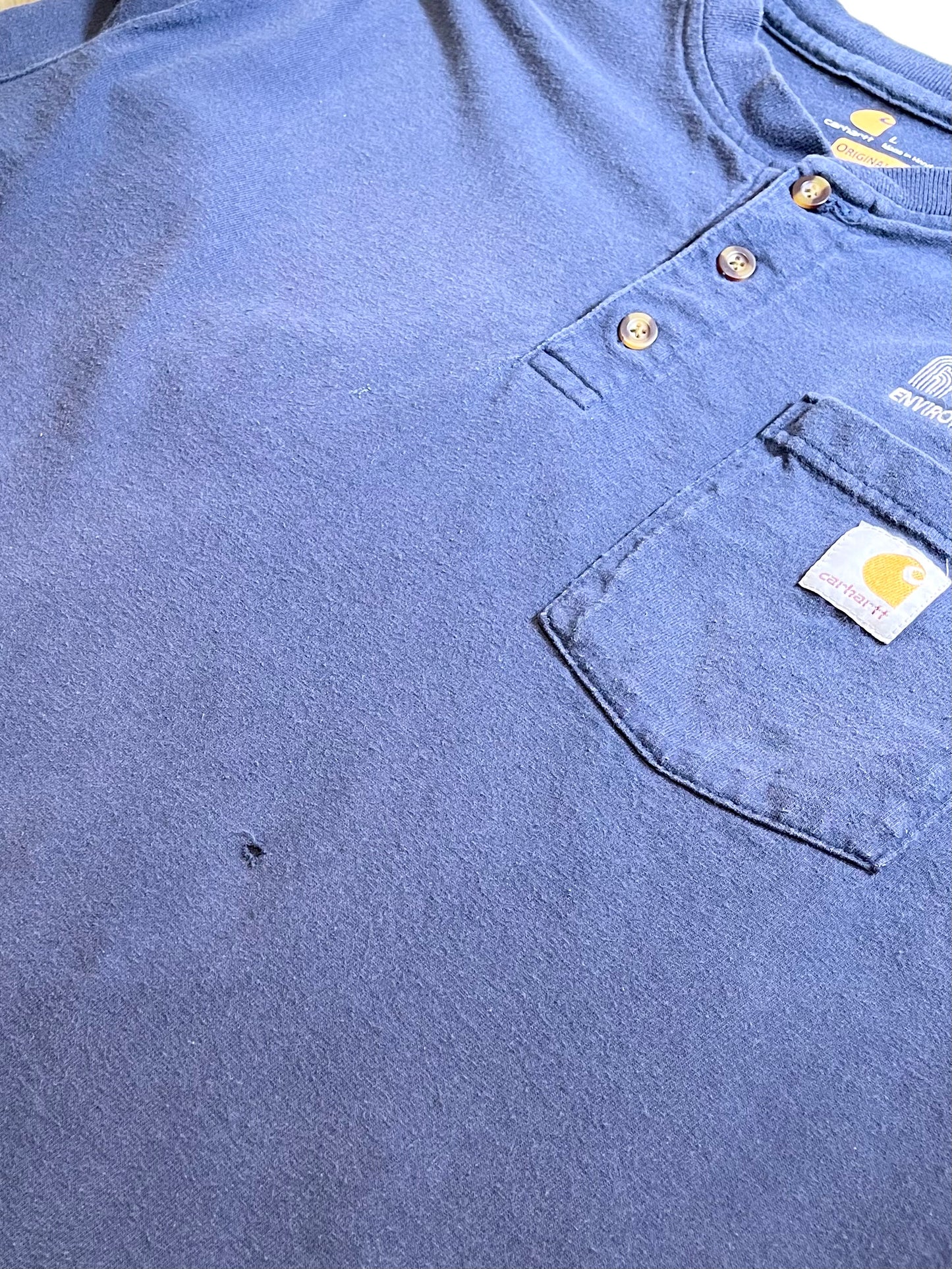 【carhartt】ネイビーブルーの企業系ヘンリーネックTシャツ