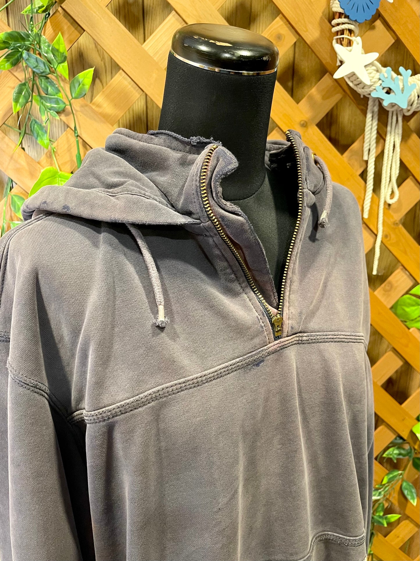 【carhartt】グレーのハーフジップパーカー