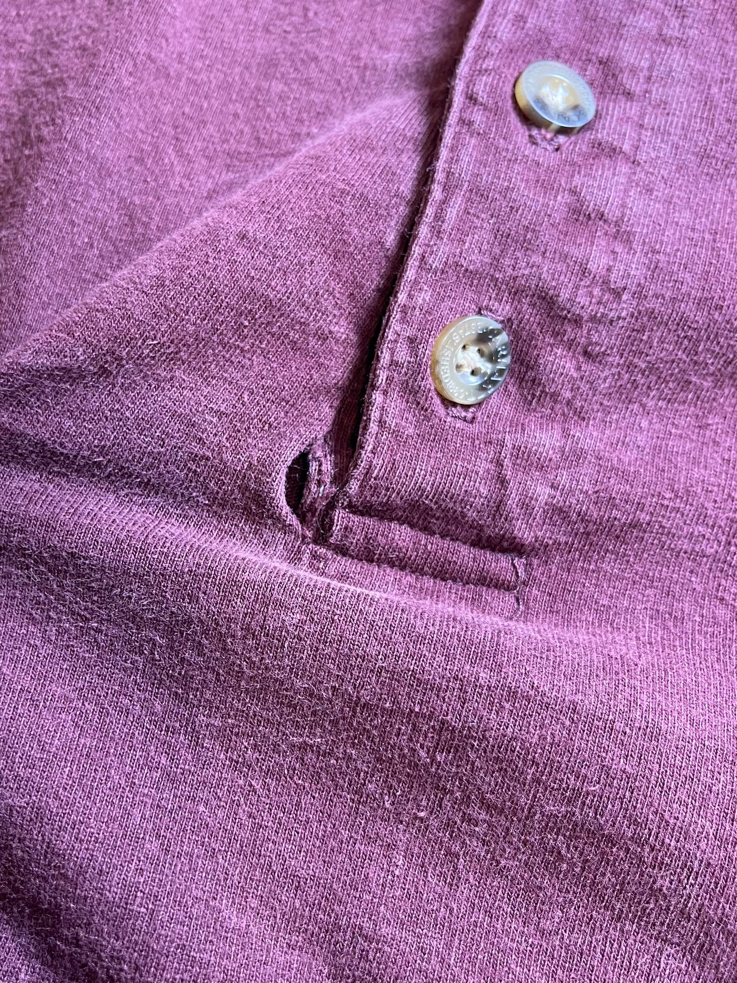 【carhartt】バーガンディのヘンリーネックTシャツ