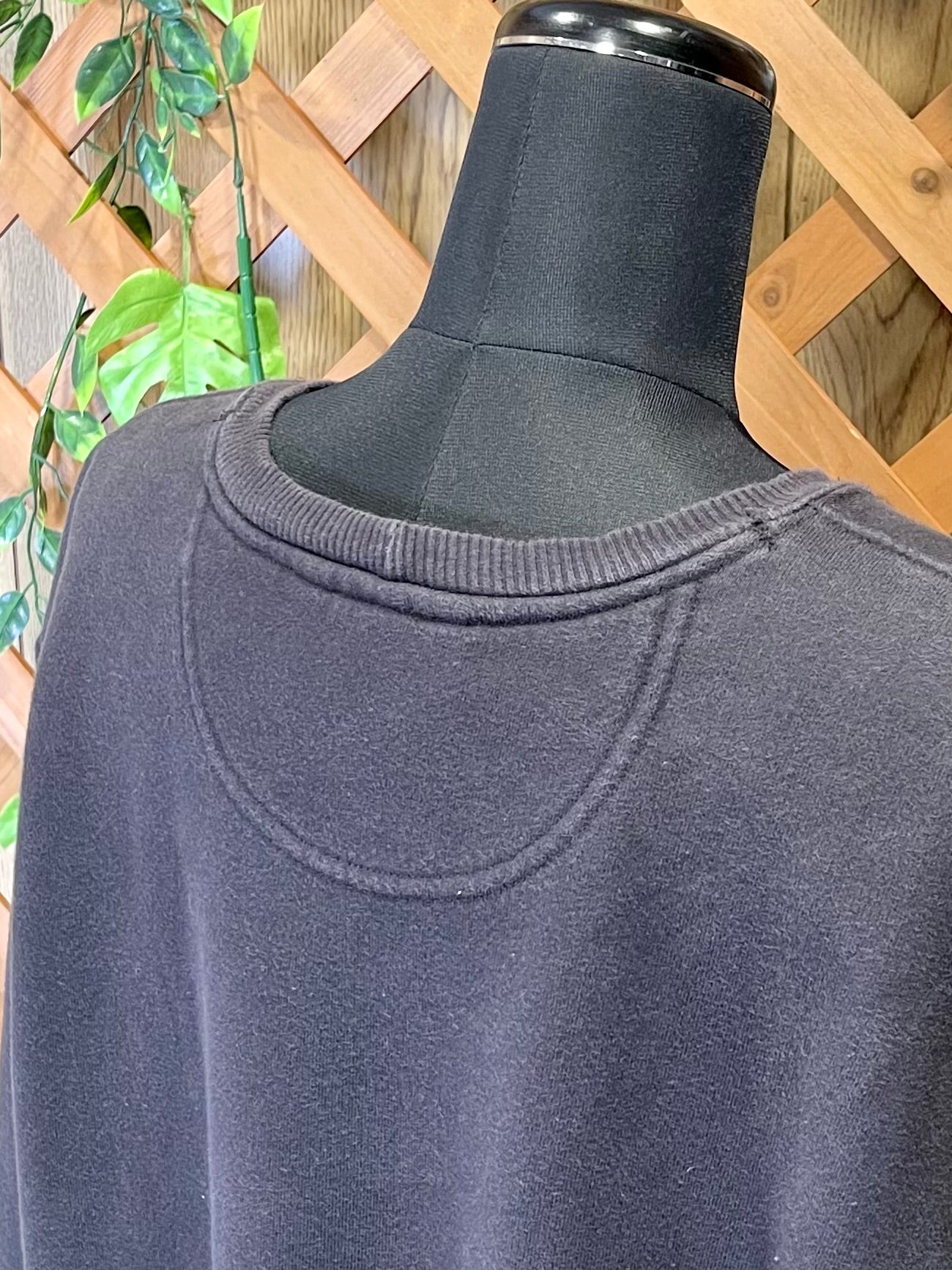 【carhartt】（刺繍ロゴ）黒の無地クルーネックスウェット