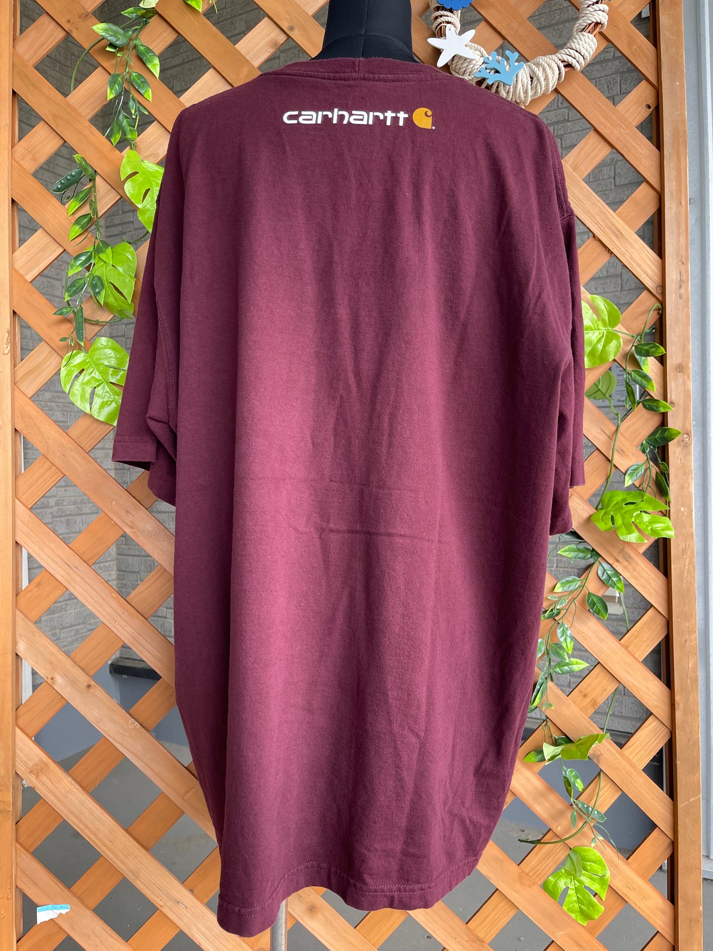 【carhartt】ロゴ入り紫Tシャツ